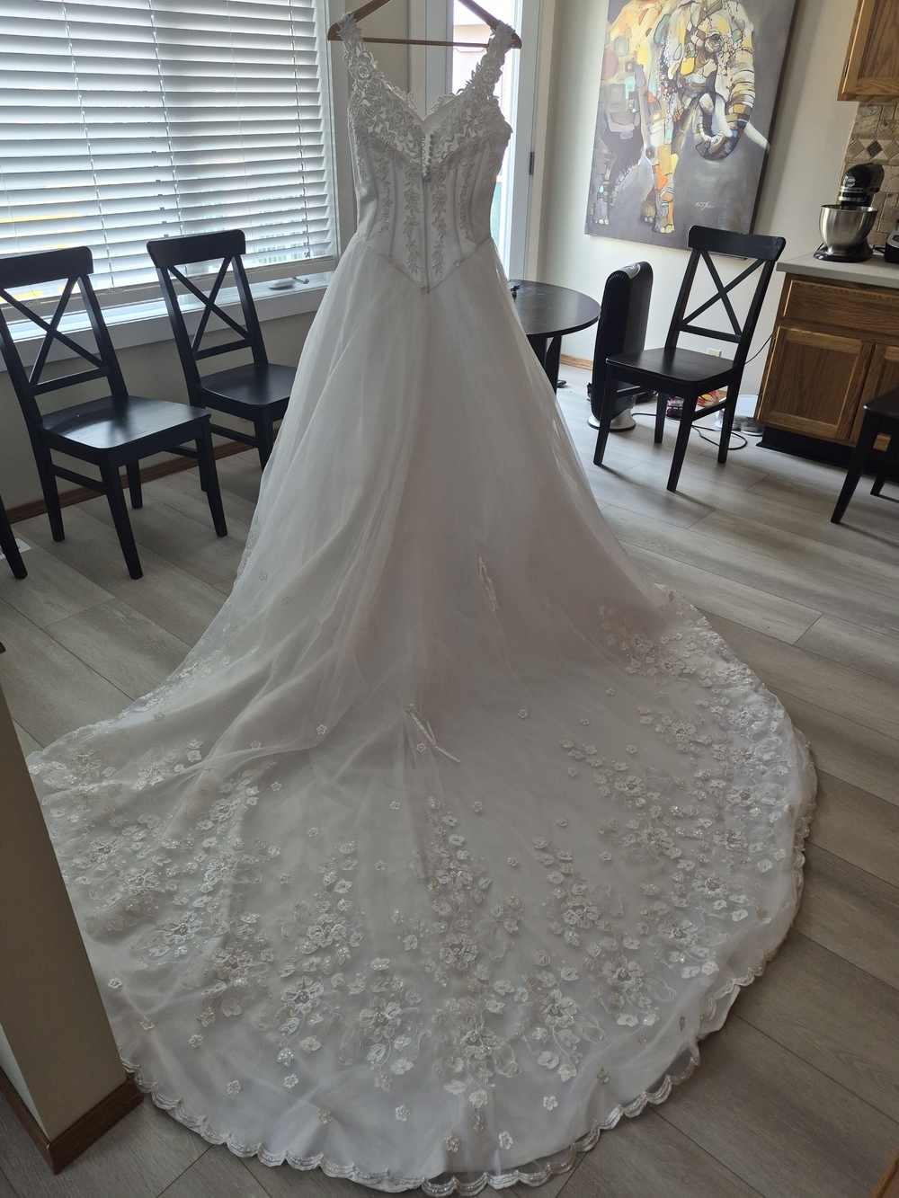 Elegant White Lace Appliqué Ball Gown Wedding Dress
